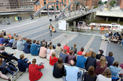 Sommer in der Hamburger Hafencity - Veranstaltung „Wortflut“ Poetry Slam am Störtebeker Ufer, Magdeburger Hafen.