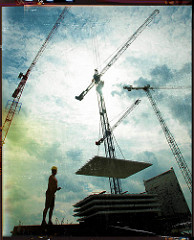 Baukräne und Bauarbeiter auf einer Baustelle in der Hamburger Hafencity.