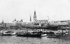 Historische Aufnahme vom Hafen in Riga - Schiffe auf der Düna und am Hafenkai - in der Bildmitte der Turm vom Dom.