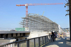 Blick von der Freihafen Elbbrücke zur Baustelle der neuen Haltestelle Hamburg Elbbrücken.