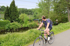 Schrebergarten zwischen Bahnlinie und Seevekanal in Hamburg Rönneburg - Fahrradroute entlang des historischen Kanals.