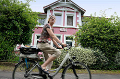 Wohnhaus - Fahrradroute entlang des Seevekanals im Hamburger Stadtteil Rönneburg.