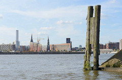 Blick von der Einfahrt des Moldauhafens über die Norderelbe zum Strandkai und der Hamburger Hafencity - re. eine alte Holzdalbe und das Veddelhöft.