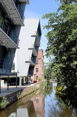 Moderne und historische Architektur am Kaufmannskanal in Hamburg Harburg.
