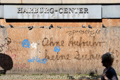 Schild Harburg-Center, mit Holzplatten vernagelter Eingang - Graffiti Ohne Aufruhr keine Zukunft.