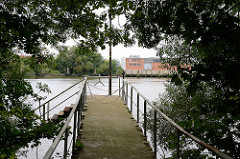 Wassertreppe am Moldauhafen in Hamburger Stadtteil Kleiner Grasbrook - im Hintergrund das Lagerhaus D.