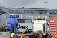 Containerauflieger an der Einfahrt zum Terminal O'Swaldkai im Hamburger Hafenstadtteil Kleiner Grasbrook.