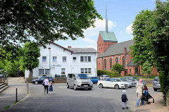 Bei der Kirche in Stelle, Blick zum Dorfkrug und zur neugotische Backsteinkirche St. Michael in Stelle, geweiht 1868 / Glockenturm von 1968.