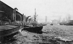Historische Ansicht vom Hafenbecken des Baakenhafens im Hamburger Hafen - Dampfkräne, Schuten und Dampfschiff am Petersenkai - re. der Versmannka, im Hintergrund die Gasanstalt beim Magdeburger Hafen / Strandkai.