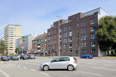 Wohnhäuser aus unterschiedlichen Zeitabschnitten - Wohnblocks an der Kieler Straße in Hamburg Stellingen.