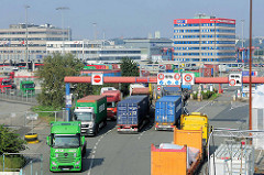 Lastwagenverkehr, Sattelschlepper / Auflieger mit Containern an der Einfahrt zum Container Terminal Burchardkai in Hamburg Waltershof.
