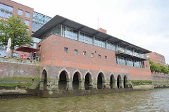 Historisches Fundament - Unterbau eines Gebäudes am Zollkanal - modernisiert, Umbau Nutzung als Restaurant.