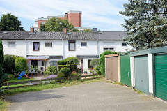 Reihenhäuser mit seperaten Garagenanlage in Flaßheide von Hamburg Stellingen.
