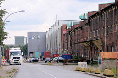 Historische und moderne Lagergebäude / Parkhaus an der Dessauer Strasse in Hamburg Kleiner Grasbrook.