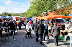 Wochenmarkt im Zentrum des Hamburger Stadtteils Neugraben-Fischbek; Verkaufsstände mit Sonnenschirmen.