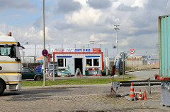 Container Kiosk Foffteiner an der Dessauer Strasse im Hamburger Stadtteil Kleiner Grasbrook, Lastwagenverkehr - im Hintergrund das Frucht- und Kühl-Zentrum.