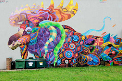 Psychedelischer Elch - farbenfrohe Fassadengestaltung an einer Hausmauer in Fellin / Viljandi, Estland.