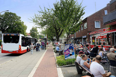 Busstation an der Neugrabener Bahnhofsstraße in Hamburg Neugraben-Fischbek; haltender Bus - Ladenzeile.