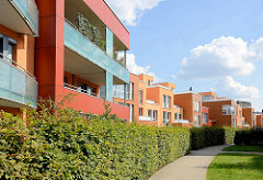 Neubaugebiet an der Emil Andresen Strasse in Hambug Lokstedt - moderne Engergieeffizenzhäuser mit farbiger Fassade.