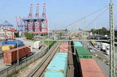 Güterzüge mit Containern im Hamburger Hafen - Lastwagenverkehr / Containertransport; im Hintergrund Containerkräne vom Terminal Eurogate und Burchardkai.
