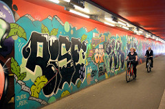 Fussgängerunterführung am S-Bahnhof Hamburg Stellingen - buntes Grafitti an den Wänden.
