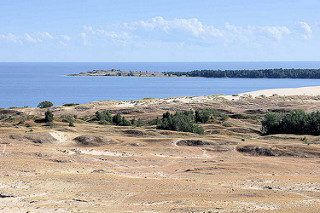 Blick von der Hohen Düne / Parnidis-Dünebei Nida auf das Kurische Haff; re. eine Landzunge die zu Kaliningrad / Russland gehört.