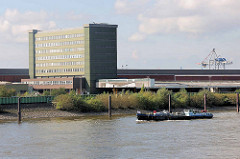 Ausblick von den Freihafen-Elbbrücken auf die Gebäude vom Übersee-Zentrum auf dem Kleinen Grasbrook in Hamburg.