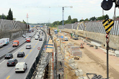 Autobahn bei Hamburg Stellingen, Baustelle für den Deckel über der A7; nach Abschluss des Lärmschutzprojektes soll eine Parkanlage mit Kleingärten entstehen.