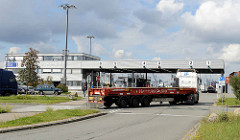 Lastwagen - Containerauflieger an der Einfahrt zum Terminal O'Swaldkai im Hamburger Hafenstadtteil Kleiner Grasbrook.