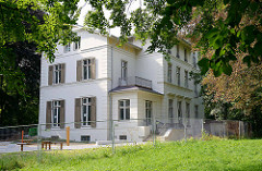 Historische Amsinck Villa im Amsinckpark von Hamburg Lokstedt; erbaut 1870 - Architekt Martin Haller.