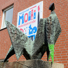 Ganztagsschule Molkenbuhrstrasse in Hamburg Stellingen - Bronzeskulptur Liegende, Bildhauerin Barbara Haeger - 1961.