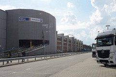 HHLA Parkhaus und Lagergebäude an der Dessauer Straße im Hamburger Stadtteil Kleiner Grasbrook; parkende Lastwagen.