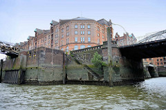 Historische Ziegelmauer, Steintreppe zum Wasser des Zollkanals in der Hamburger Speicherstadt, re. die Einfahrt zum Kleinen Fleet.
