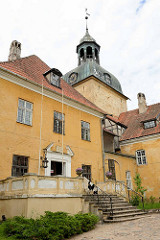 Schloss von Groß-Roop / Lielstraupes Pils wurde ursprünglich im romanischen Stil erbaut, und nach einem Brand 1905 im barocken Stil wieder aufgebaut.  Seit 1963 wird das Gebäude als Heilstätte für Alkoholiker genutzt.