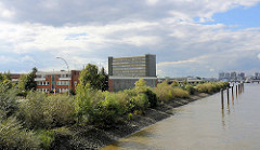 Blick auf das alte HHLA Übersee-Zentrum im Hamburger Hafen - Stadtteil Kleiner Grasbrook. Das Übersee Zentrum wurde 1967 errichtet und war früher mit einer Lagerfläche von 100 000 m² der größte Verteilschuppen für Stückgutladung in der Welt.