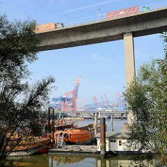 Schuten / Leichter unter der Auffahrt zur Köhlbrandbrücke im Rugenberger Hafen, Stadtteil Hamburg Waltershof;  im Hintergrund die Autobahn A7 und Containerkräne.