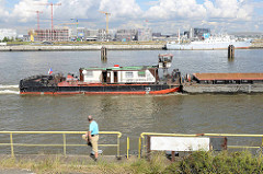 Ausblick vom Holthusenkai über die Elbe zum Kirchenpauerkai und Baustellen in der Hamburger Hafencity. Ein Schubschiff fährt elbaufwärts.
