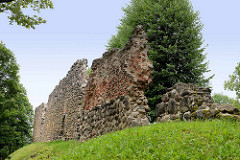 Reste alter Mauern der Ordensburg auf dem Schlossberg  in Fellin / Viljandi, Estland.