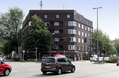 Klinkerblock mit Balkons, Eckgebäude an der Kieler Strasse, Langenfelder Damm in Hamburg Stellingen.