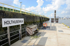 Anlegestelle / Ponton Holthusenkai an der Elbe im Hamburger Stadtteil Grasbrook.
