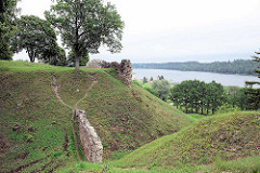 Reste alter Mauern der Ordensburg auf dem Schlossberg mit Ausblick auf den See in Fellin / Viljandi, Estland.