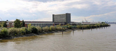 Blick auf das alte HHLA Übersee-Zentrum im Hamburger Hafen - Stadtteil Kleiner Grasbrook. Das Übersee Zentrum wurde 1967 errichtet und war früher mit einer Lagerfläche von 100 000 m² der größte Verteilschuppen für Stückgutladung in der Welt.