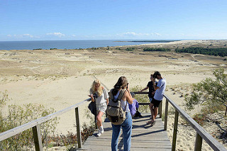 Holzplattform auf der Hohen Düne an der Kurischen Nehrung - Blick auf das Haff.