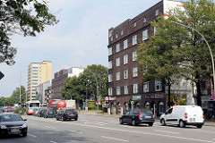 Wohnhäuser / Autoverkehr in der Kieler Straße von Hamburg Stellingen.