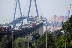 Lastwagenverkehr auf der Köhlbrandbrücke in Hamburg - im Hintergrund Containerbrücken vom Terminal EUROGATE.