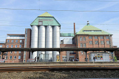 Haltestelle S-Bahnhof Eidelstedt - Industrieanlage mit Silos.
