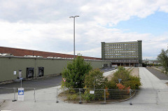 Blick auf das alte HHLA Übersee-Zentrum im Hamburger Hafen - Stadtteil Kleiner Grasbrook. Das Übersee Zentrum wurde 1967 errichtet und war früher mit einer Lagerfläche von 100 000 m² der größte Verteilschuppen für Stückgutladung in der Welt. 2016 hat