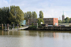 Blick über den Saalehafen zum Schiffsanleger / Ponton - Bilder vom Hamburger Stadtteil Kleiner Grasbrook.