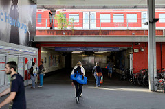 Hamburger S-Bahnhof Hamburg Stellingen, ein Zug steht am Bahnsteig, Passanten.