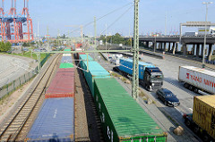 Güterzüge mit Containern im Hamburger Hafen - Lastwagenverkehr / Containertransport; im Hintergrund Containerkräne vom Terminal Eurogate.